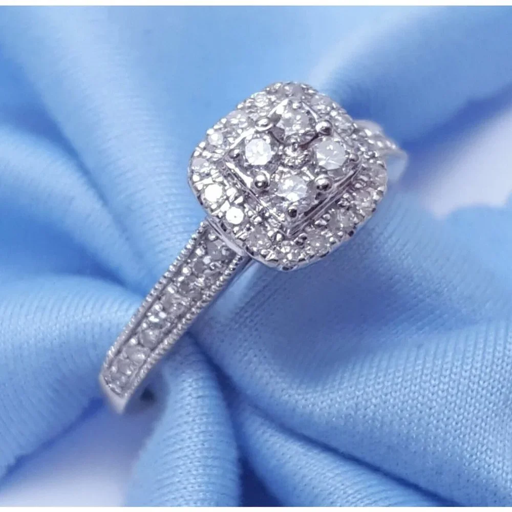 Beautiful 10K Karat Solid White Gold Designer Round Cut Diamond Engagement Ring